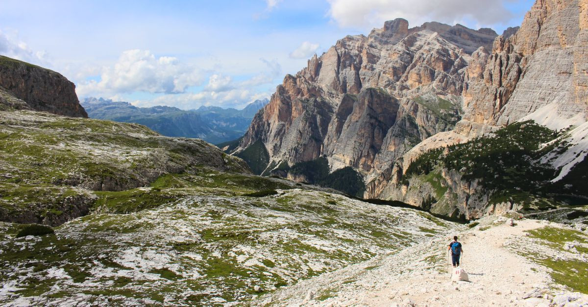 Randonneur face aux parois rocheuses - Dolomites - Italie