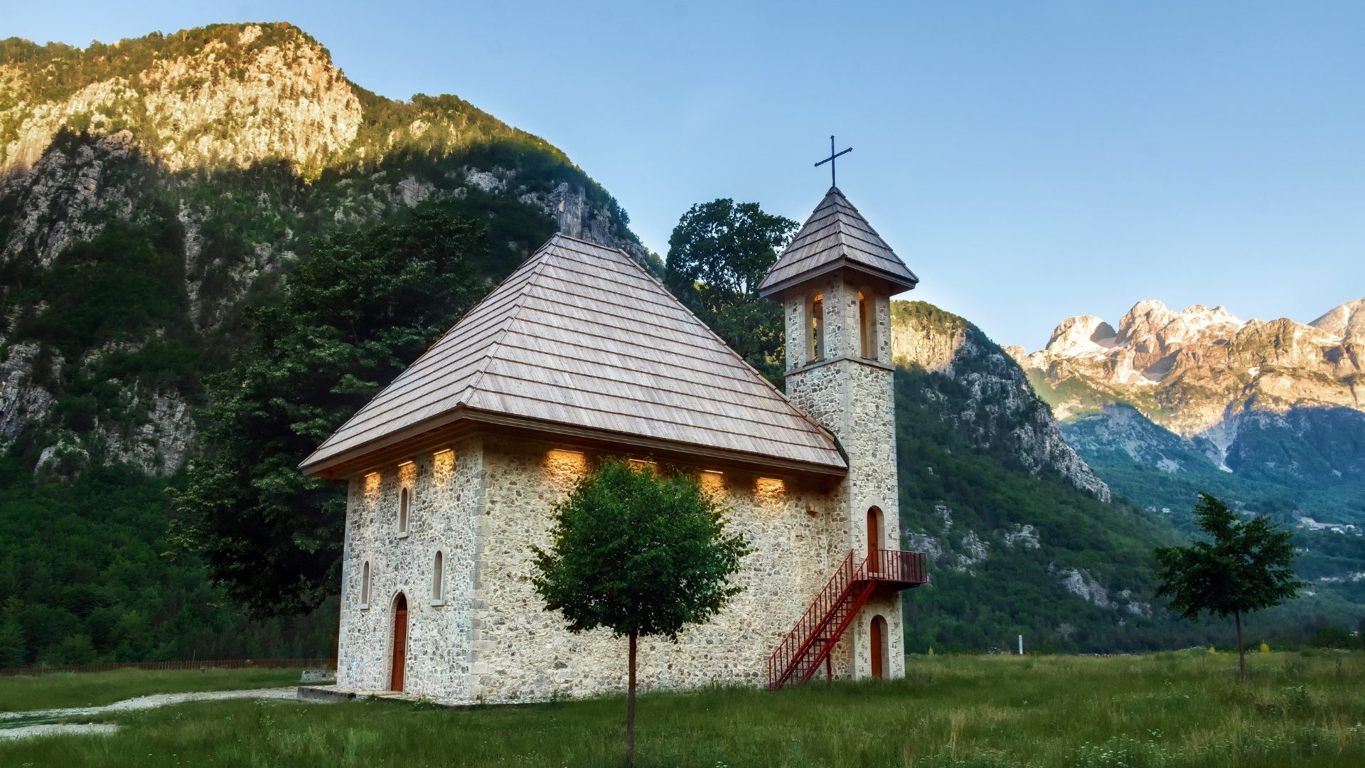 Eglise de Theth et sommets des Alpes albanaises - Theth - Alpes dinariques, Albanie