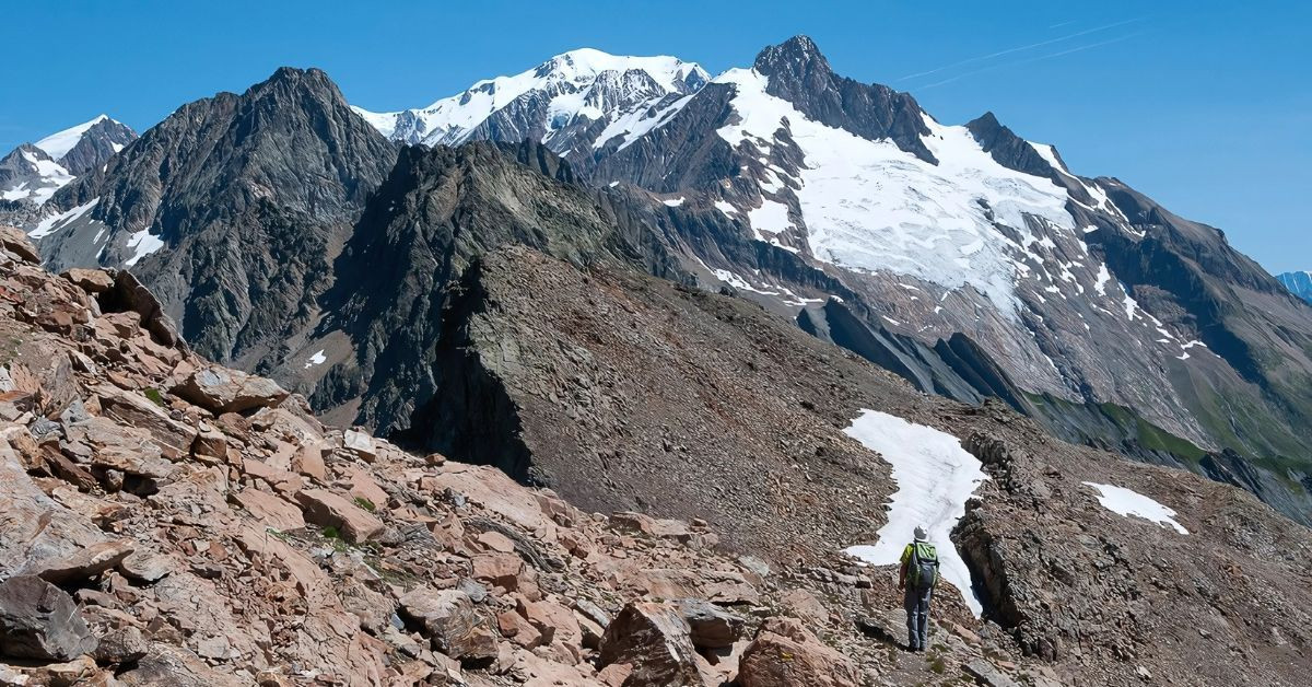 Randonneur sur la variante du Col des Fours - Tour du Mont-Blanc - France