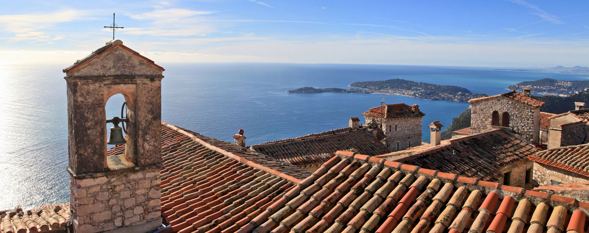 Toits du village d'Èze dominant la Méditerranée - Côte d'Azur, France