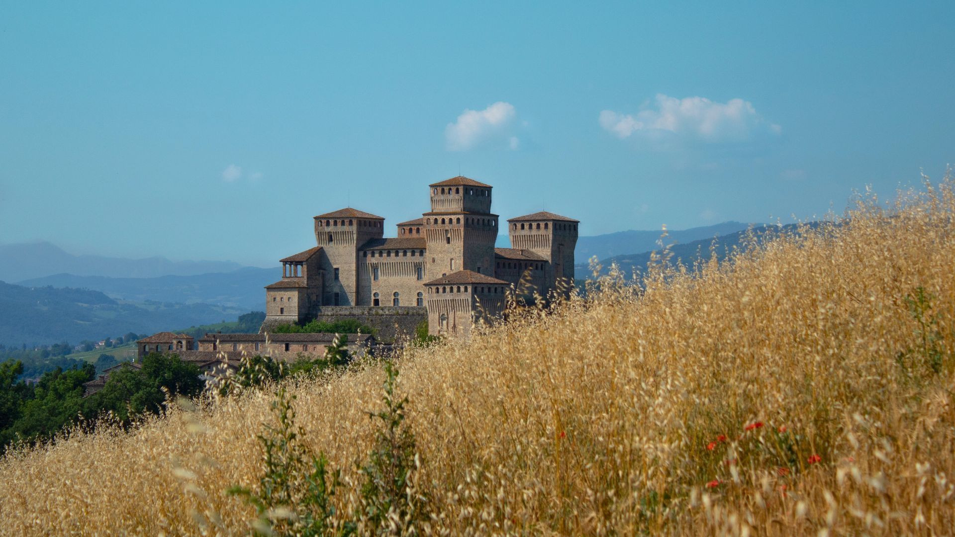 Château de Torrechiara dans les champs de blé - Émilie-Romagne - Italie