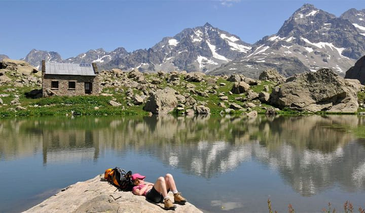 © Béa Mollaret Repos au bord du lac de la Muzelle - Oisans - Alpes, France