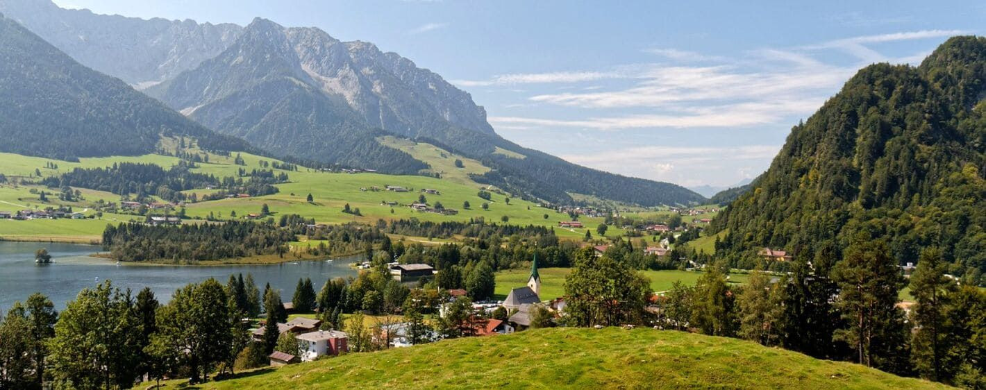 Village et lac au pied du Kaisergebirge - Tyrol - Autriche