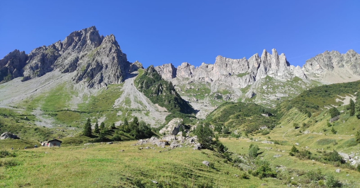Alpages et aiguilles rocheuses sous ciel bleu - Tour du Mont-Blanc - France