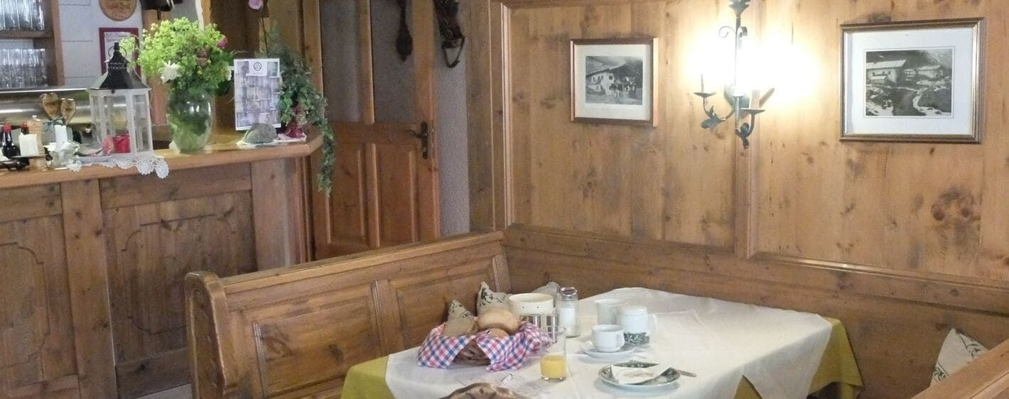 Salle à manger lambrissée d'une auberge de montagne - Tyrol - Autriche