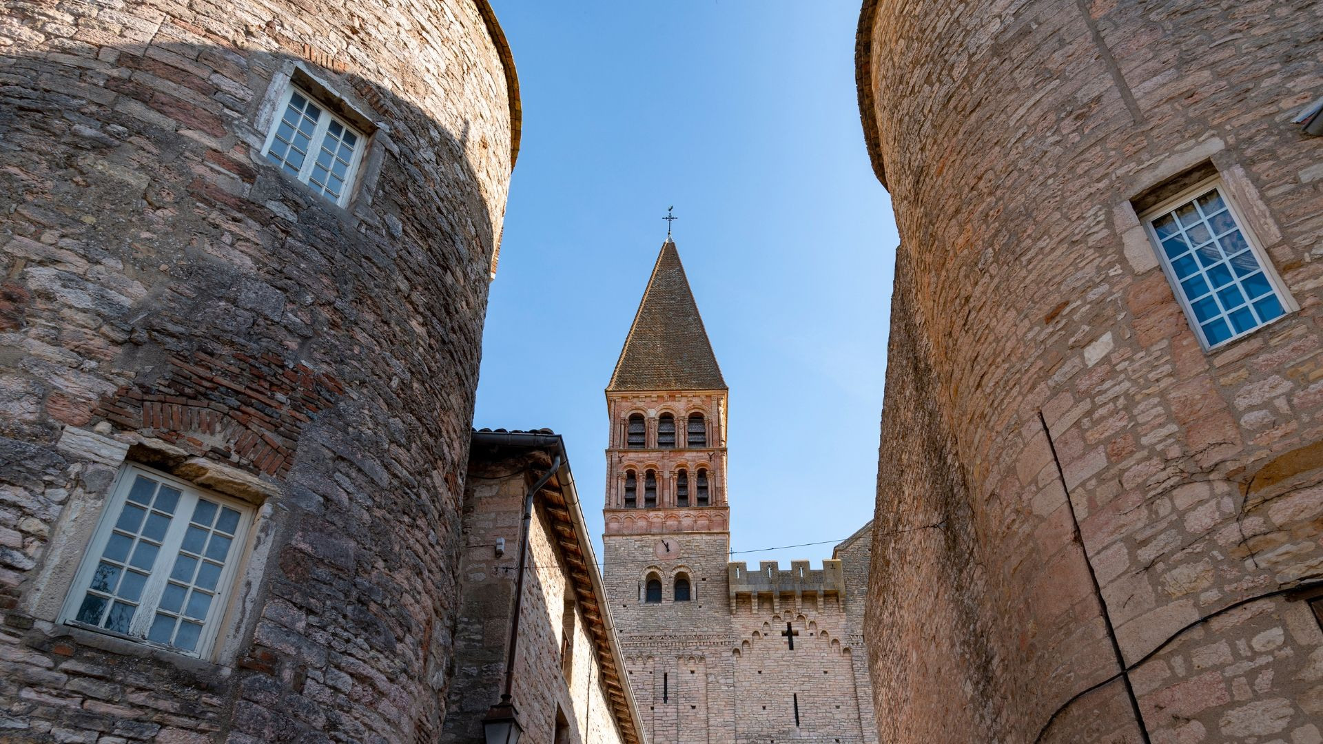 Clocher de l'abbaye Saint-Philibert entre les maisons de Tournus