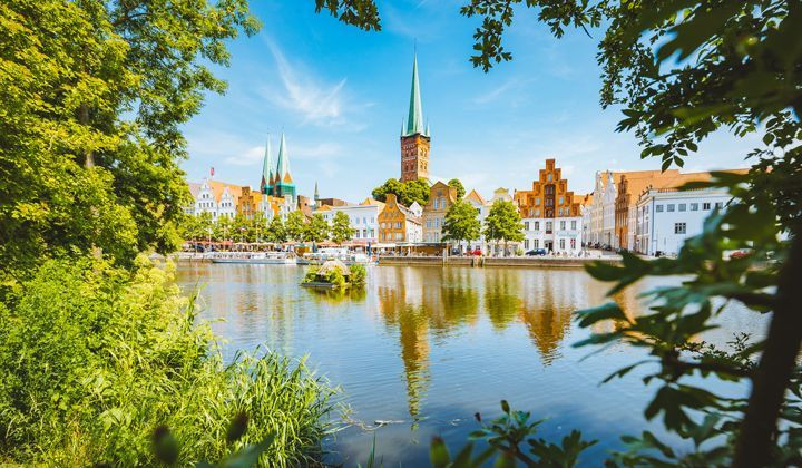 Vieille ville et clochers de Lübeck au bord de l'eau - Allemagne