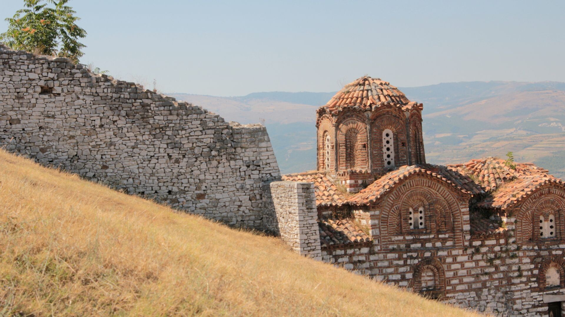 Église byzantine et remparts de la citadelle - Berat - Albanie