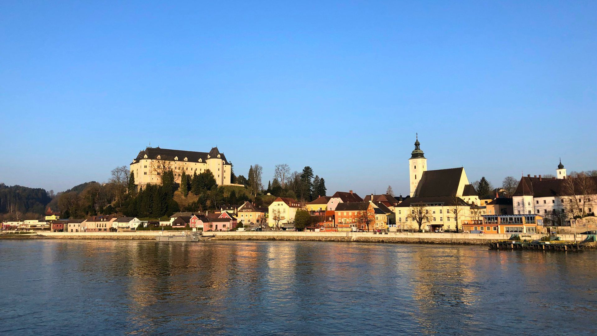 La ville de Grein et son château au bord du Danube - Autriche