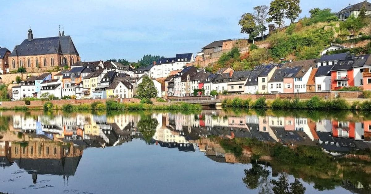 © Bernard Charvoz Ville de Saarburg et reflets dans la Sarre - Rhénanie-Palatinat - Allemagne