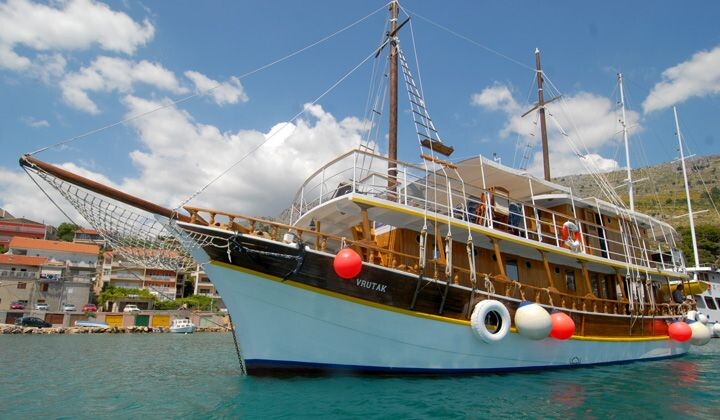 Bateau de croisière traditionnel Vrutak amarré dans le port - Croatie