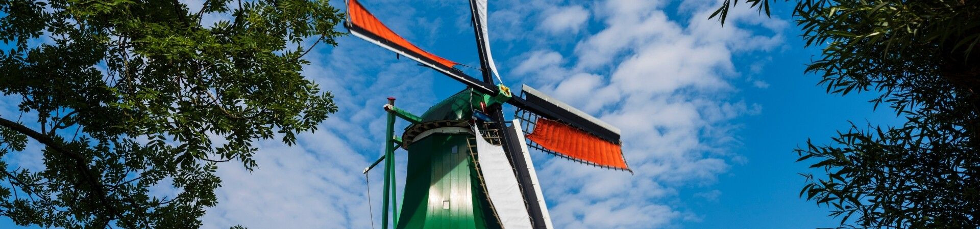 Moulin a vent traditionnel vert et orange - Zaanse Schans - Pays-Bas