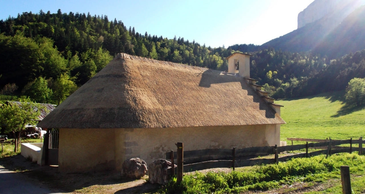 Ferme traditionnelle au toit de chaume - Trièves - Alpes françaises