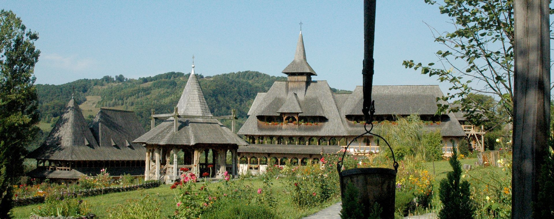 Monastère en bois et jardins fleuris - village traditionnel - Maramureș - Roumanie