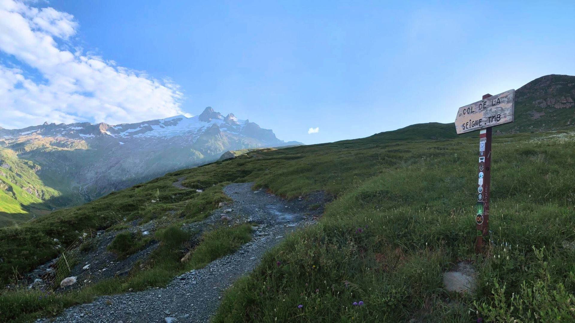 Sentier et panneau au col de la Seigne - Tour du Mont-Blanc - Alpes