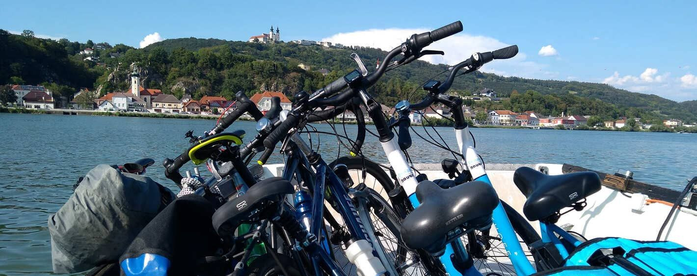© Franck Vidal Vélos chargés sur un bateau face à Marbach an der Donau - Danube - Allemagne