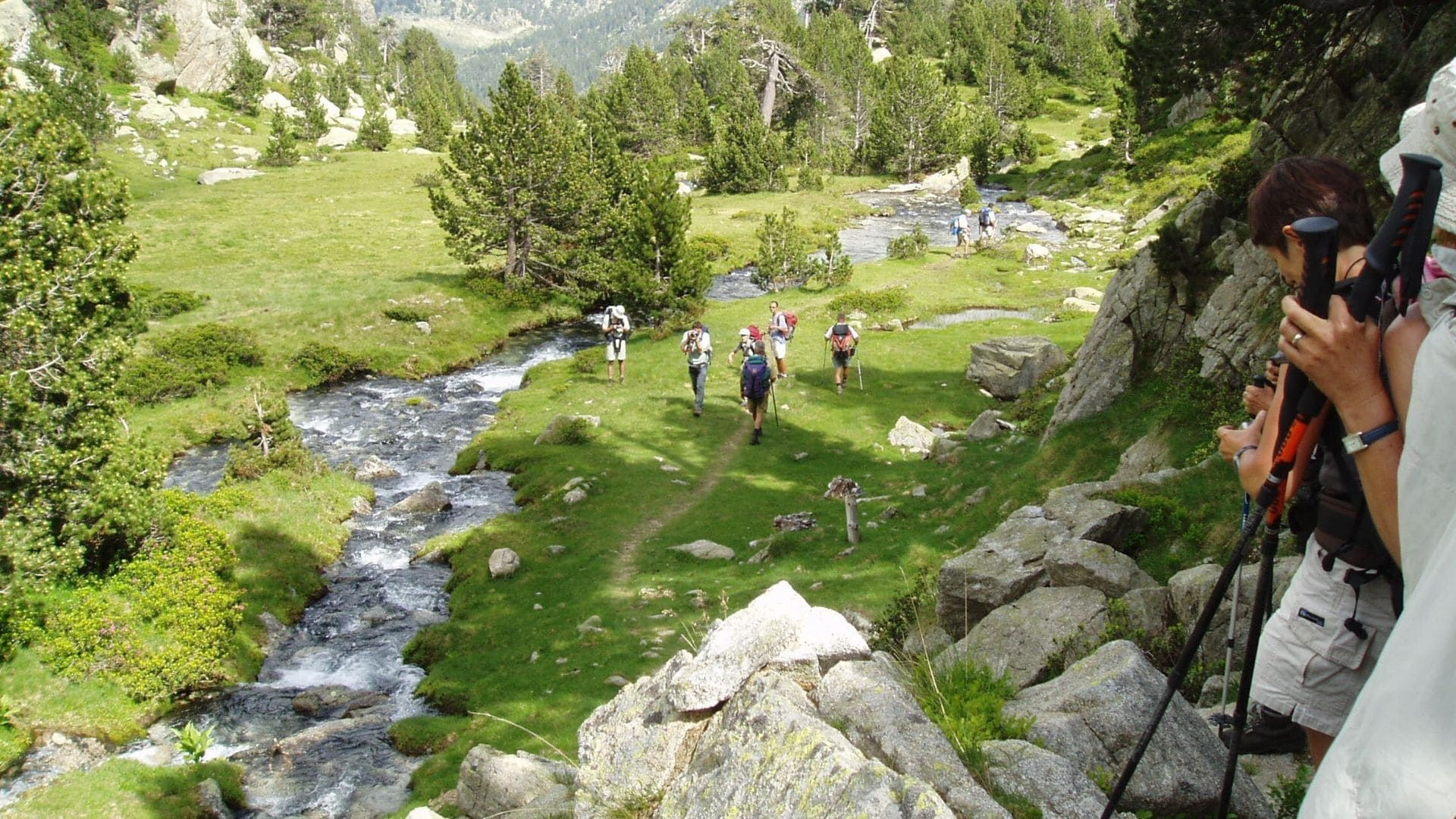 Randonneurs le long d'un torrent de montagne - Pyrénées - Espagne