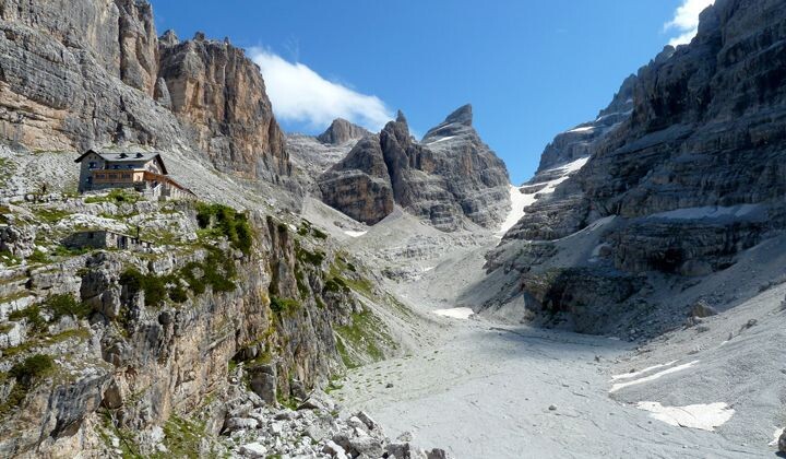Refuge Tuckett au pied des parois - Dolomites de Brenta - Trentin, Italie