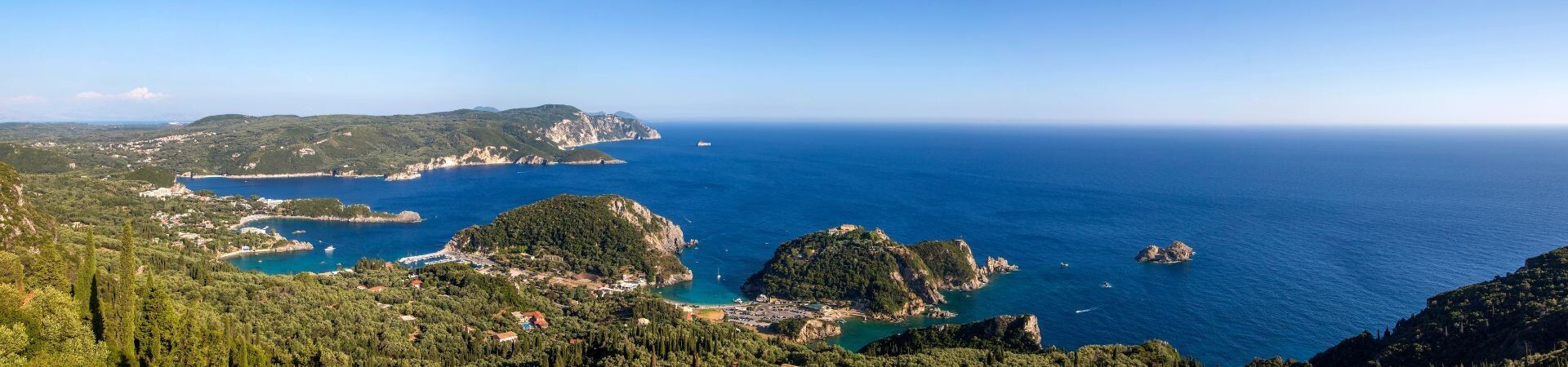 Baie aux eaux turquoise et collines boisées - Paleokastritsa - Corfou - Grèce