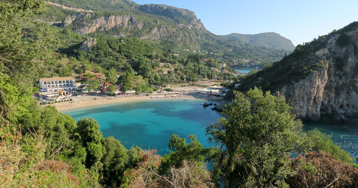 Crique aux eaux turquoise entourée de montagnes - Corfou - Grèce