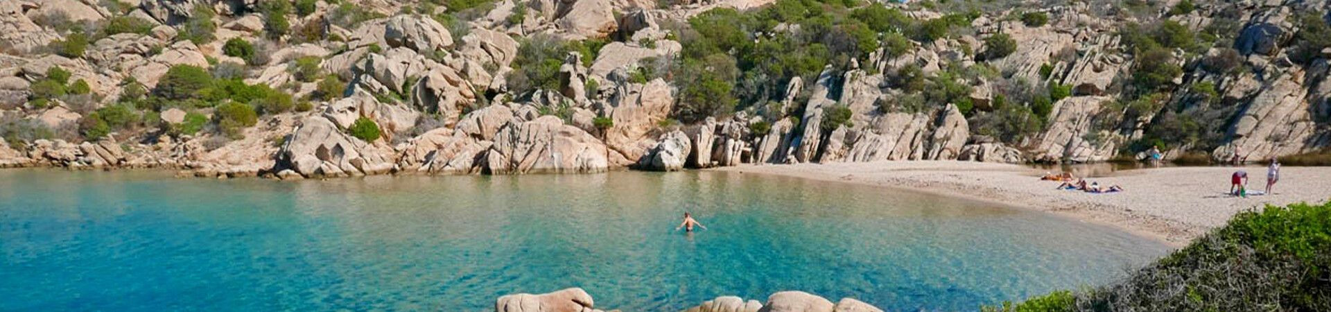 Crique aux eaux turquoise et rochers de granit - Sardaigne - Italie