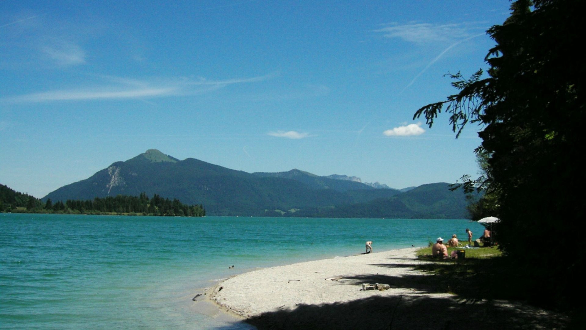 Plage et eaux turquoise du lac de Walchensee devant les montagnes - Bavière - Allemagne