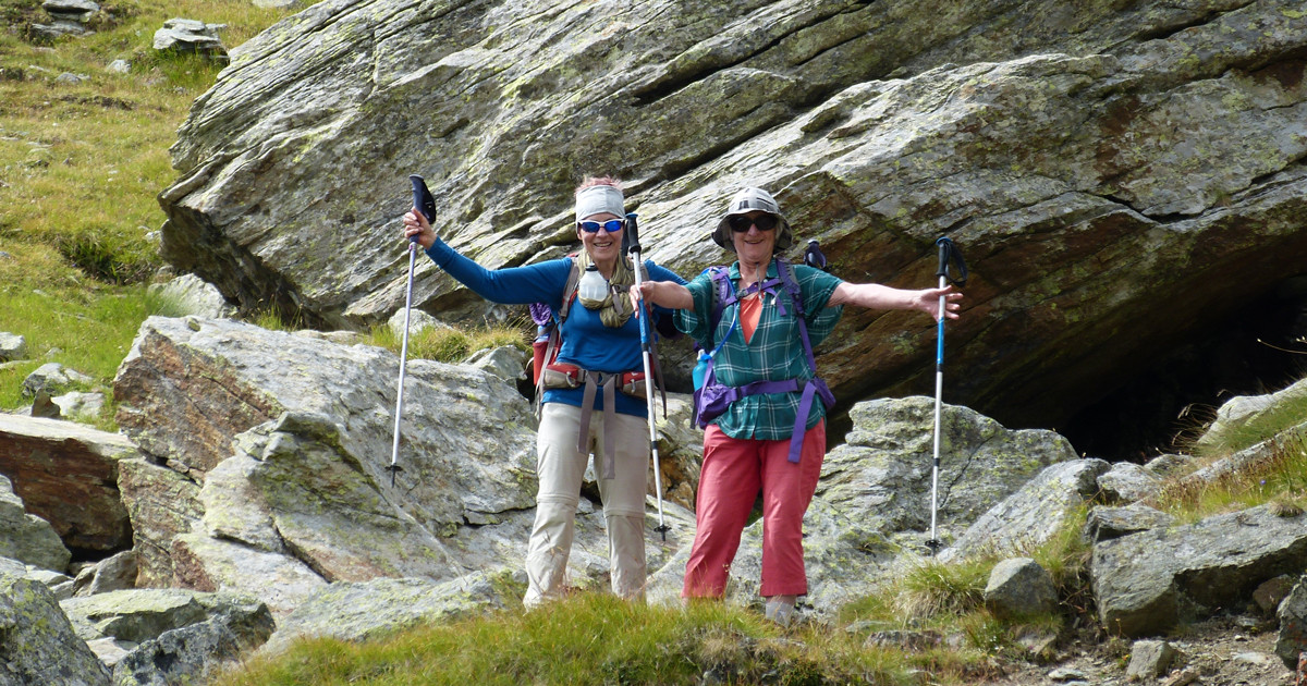 Deux randonneuses souriantes avec bâtons - Tour des Géants - Alpes