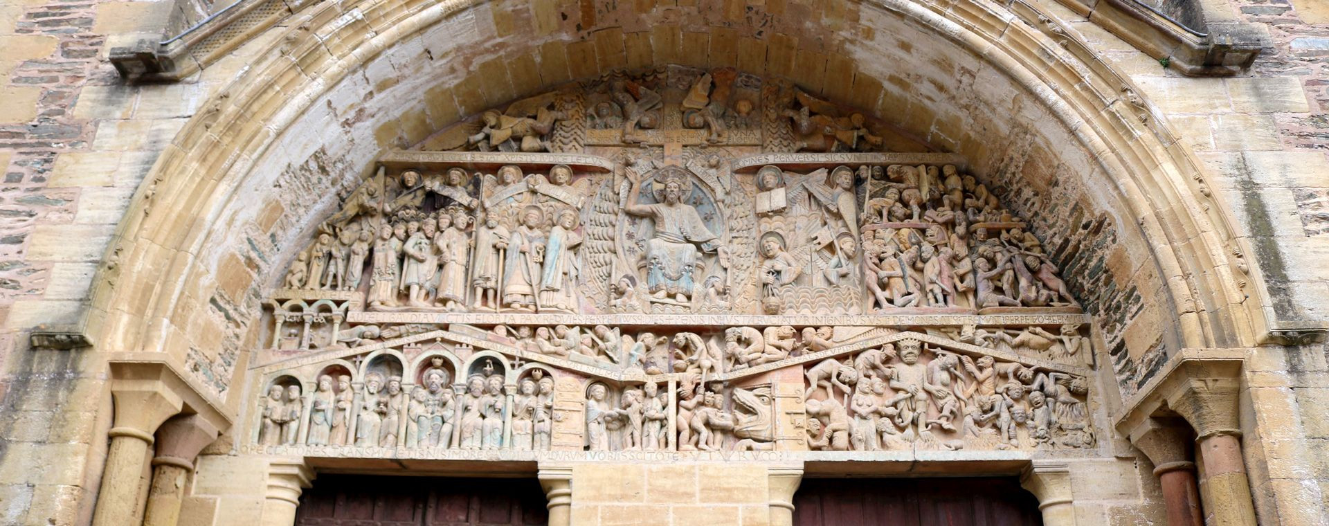 Tympan roman du Jugement dernier de l'abbatiale - Conques - France