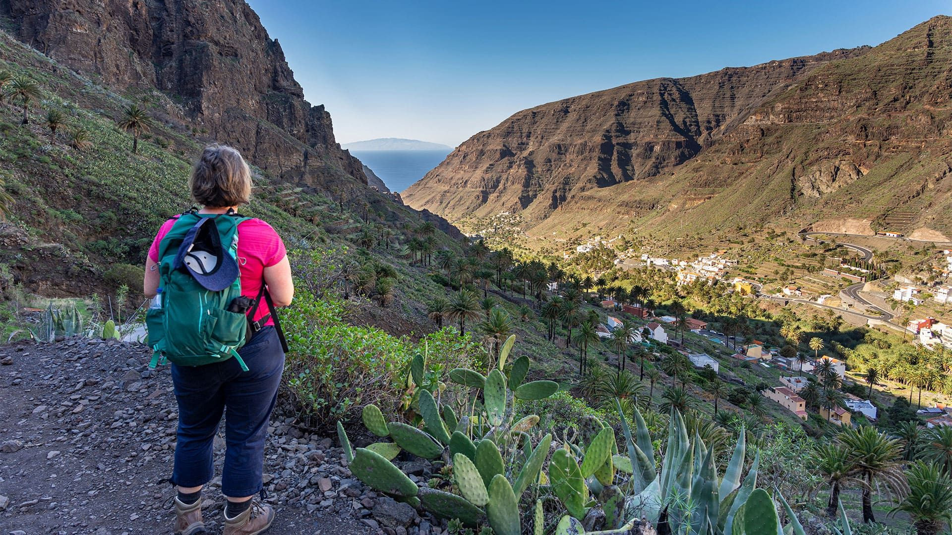 © Adobe Stock Randonneuse surplombant la vallée du Valle Gran Rey - La Gomera - Îles Canaries, Espagne