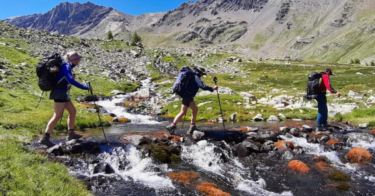 Randonneurs traversant un torrent - Vallée de Freissinières - Parc national des Écrins - France