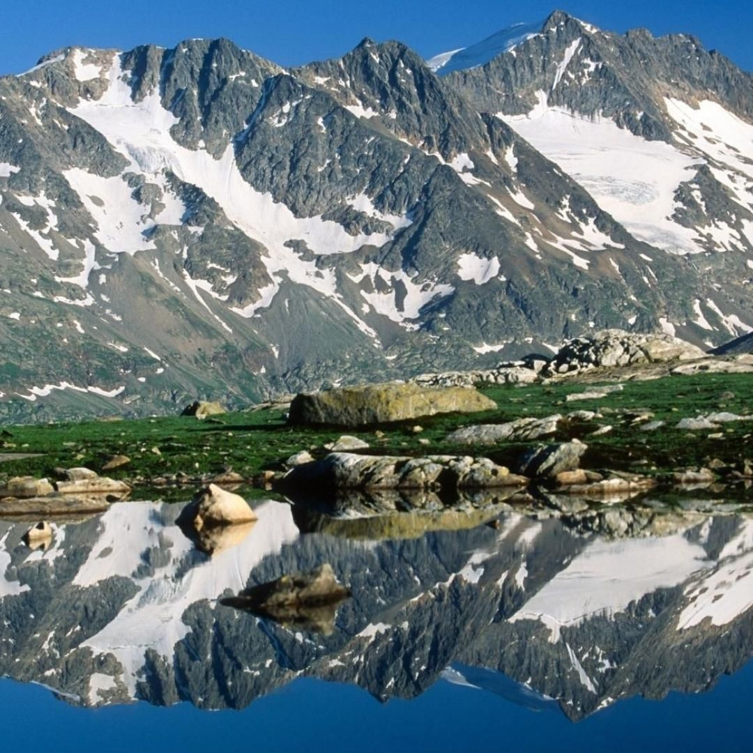 Sommets enneigés reflétés dans un lac d'altitude - Vanoise - France