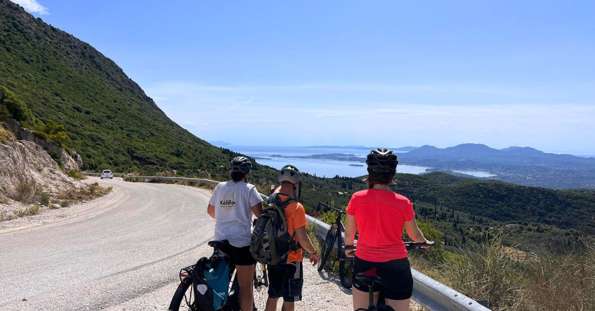 Cyclistes surplombant la baie - Corfou - Îles Ioniennes - Grèce