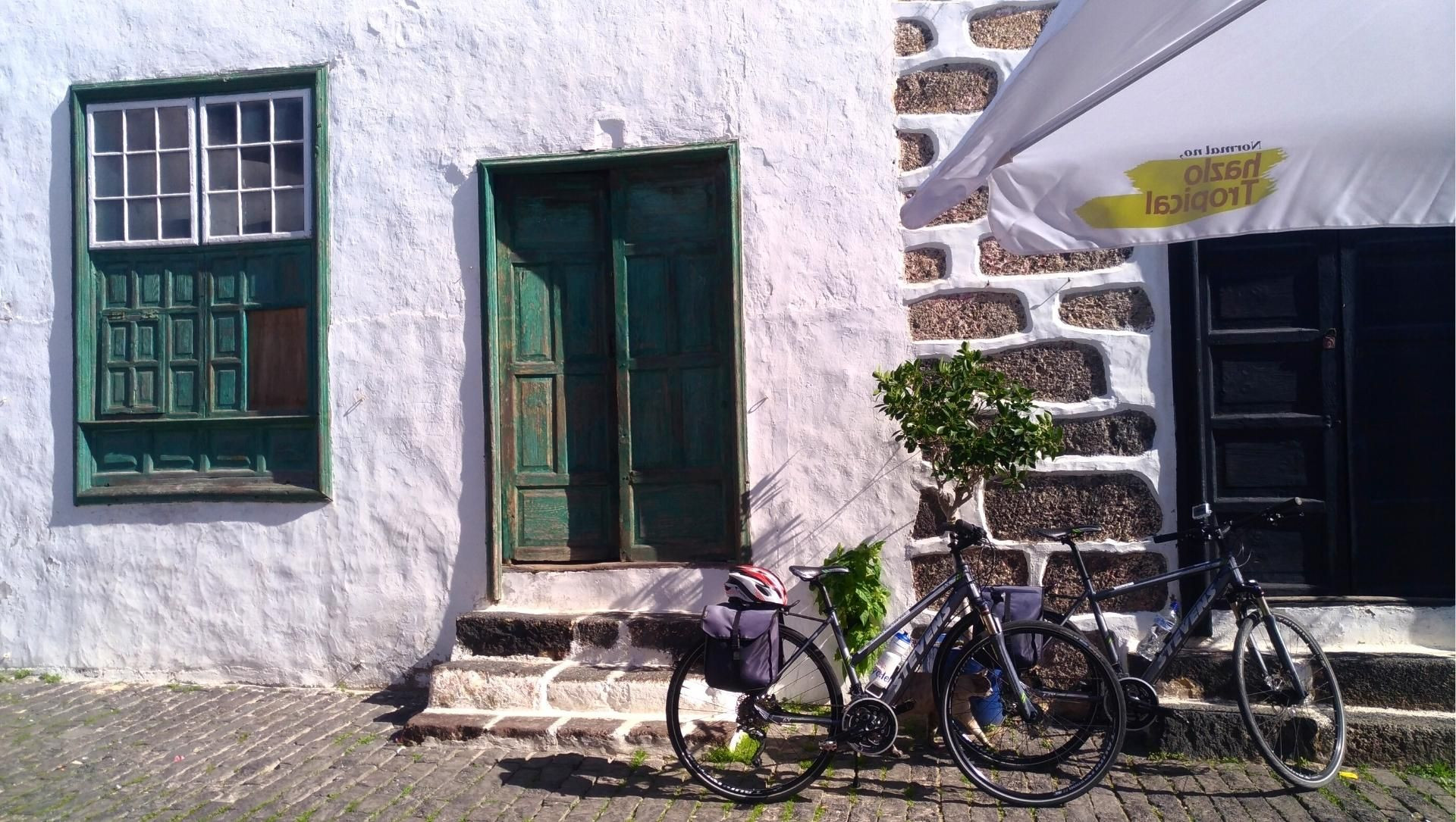 © Anne-Marie Billault Vélos devant une façade blanche - Lanzarote - Canaries - Espagne
