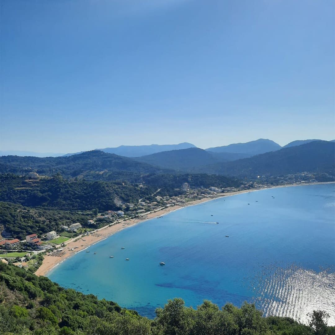 Vue de l'autre côté de la plage de Porto Timoni © Oriane Tempé