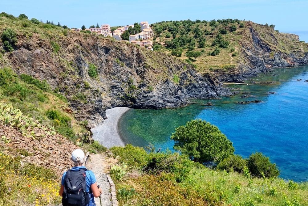 Vue du cap et de la plage de Peyrefite avec Cerbère en fond