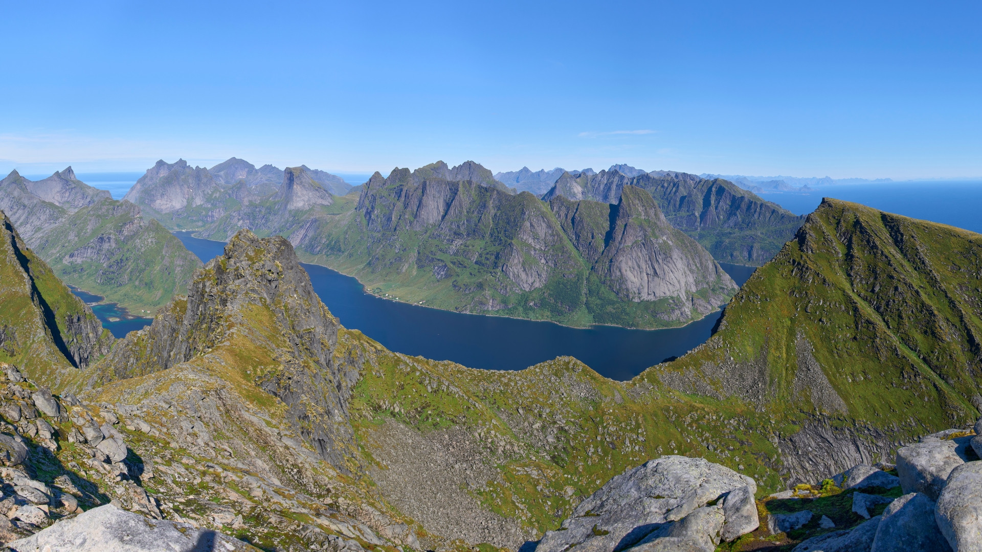Vue depuis le sommet du Munken - Îles Lofoten - Norvège