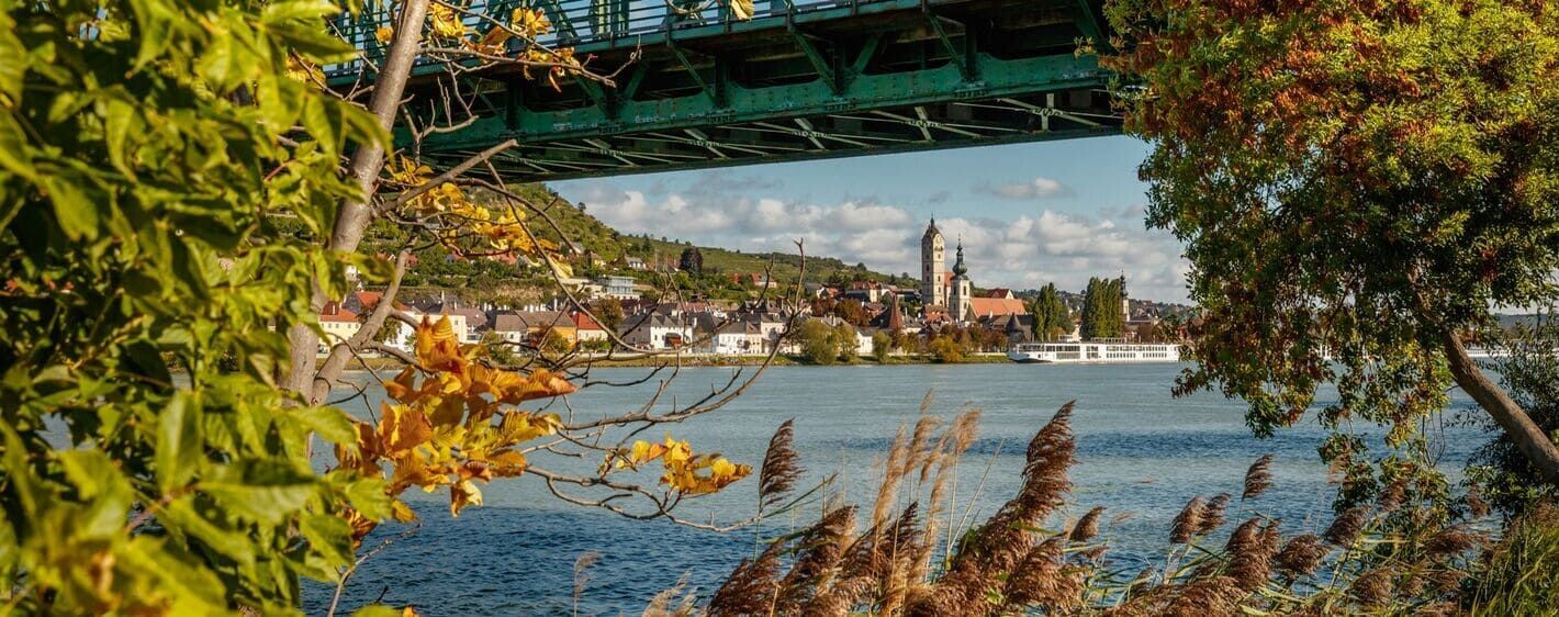 Ville au bord du Danube vue depuis un pont en automne - Krems - Autriche