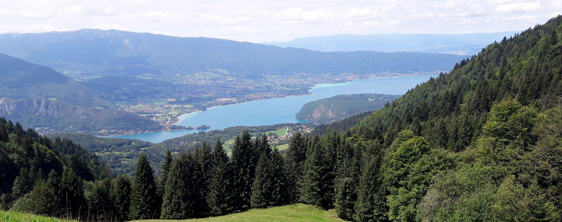 Vue sur le lac d'Annecy depuis les hauteurs - Haute-Savoie - France