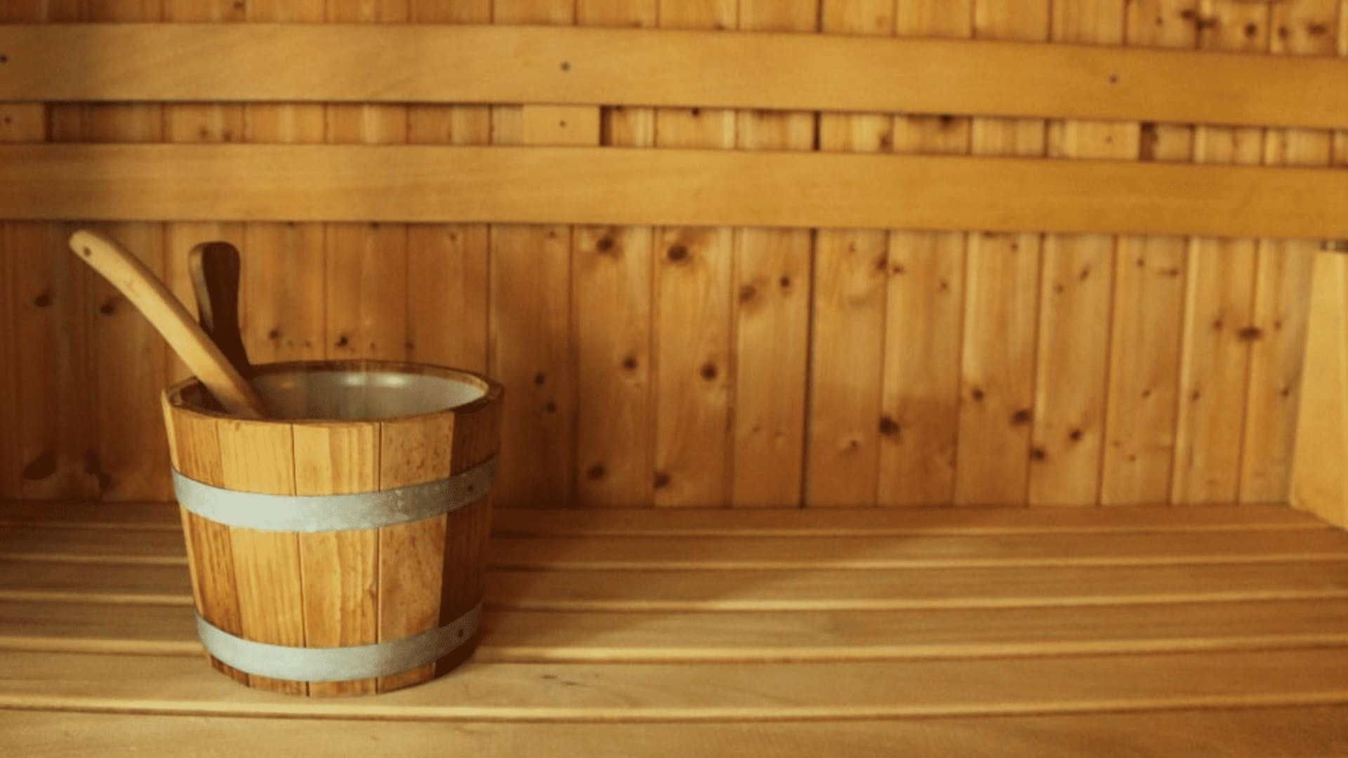 Seau et louche en bois dans un sauna - Finlande