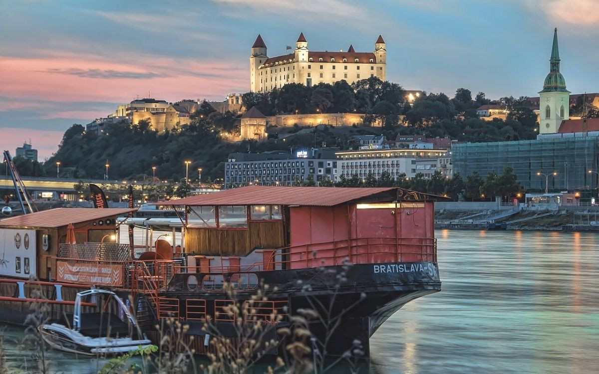 Château de Bratislava et bateau sur le Danube au crépuscule - Slovaquie