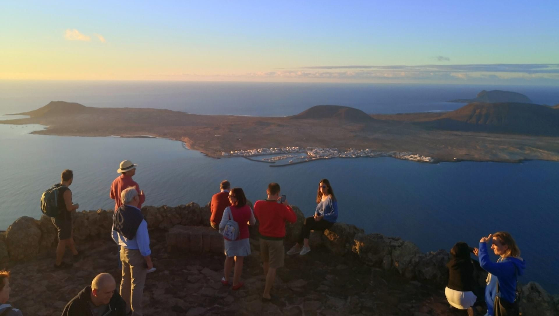 © David Praire Randonneurs au Mirador del Río face à l'île de La Graciosa - Lanzarote - Espagne
