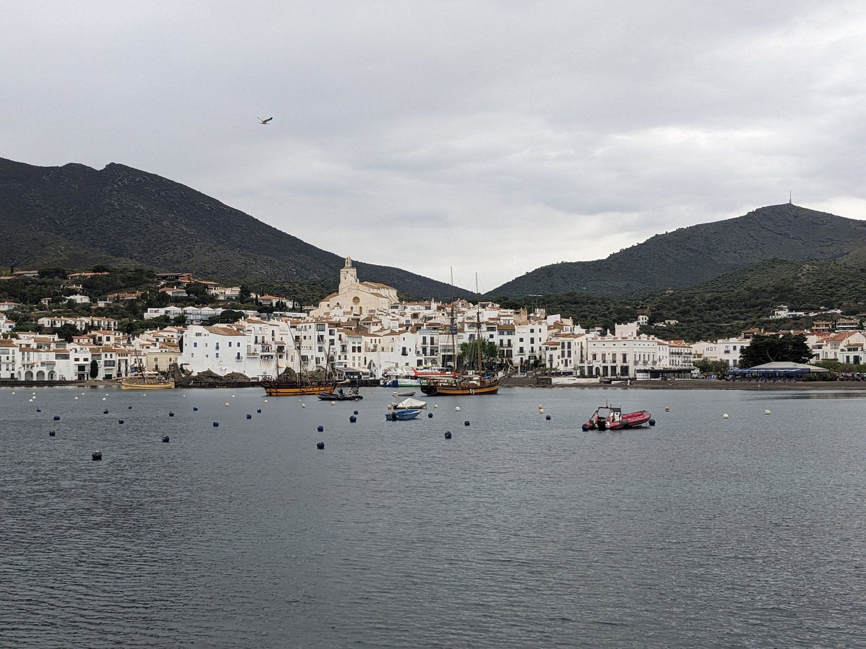 Village et baie sous un ciel nuageux - Cadaqués, Costa Brava - Espagne
