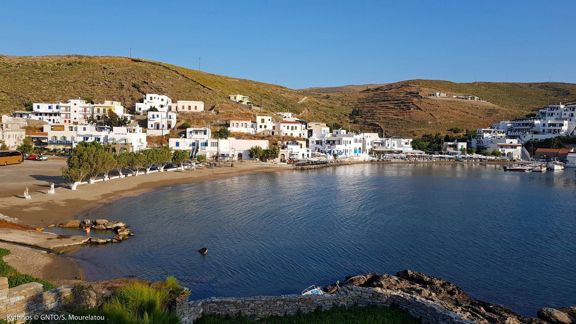 © S. Mourelatou Plage et port du village - Kythnos - Cyclades, Grèce