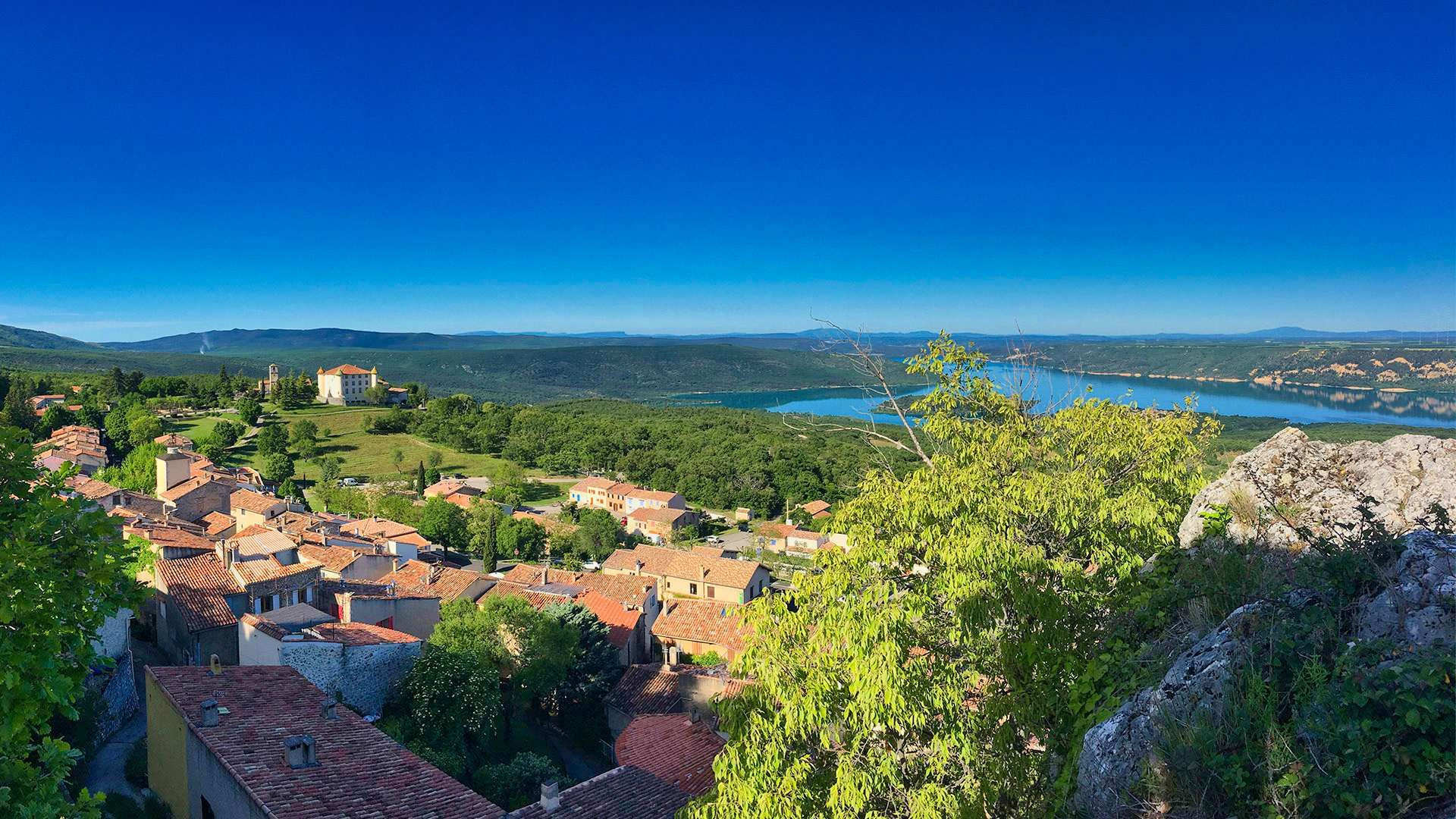 © Wilfrid Valette Village d'Aiguines au-dessus du lac de Sainte-Croix - Verdon - France