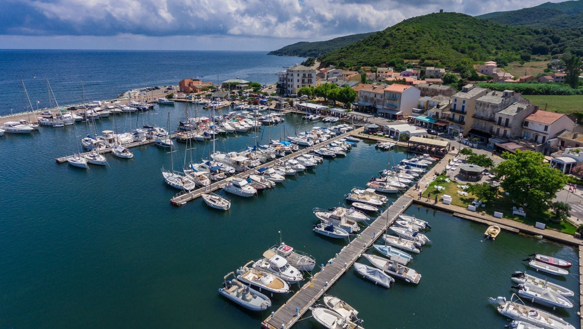 © Adobe Stock Port et marina du village de Macinaggio - Cap Corse - Corse - France
