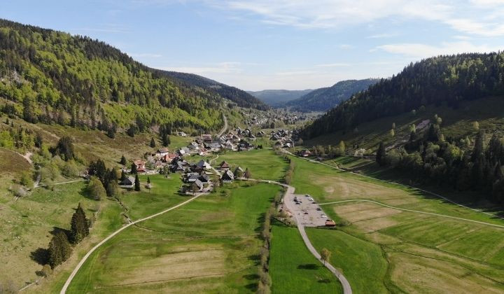 © Adobe Stock Vue aérienne du village de Menzenschwand dans sa vallée - Forêt-Noire - Allemagne