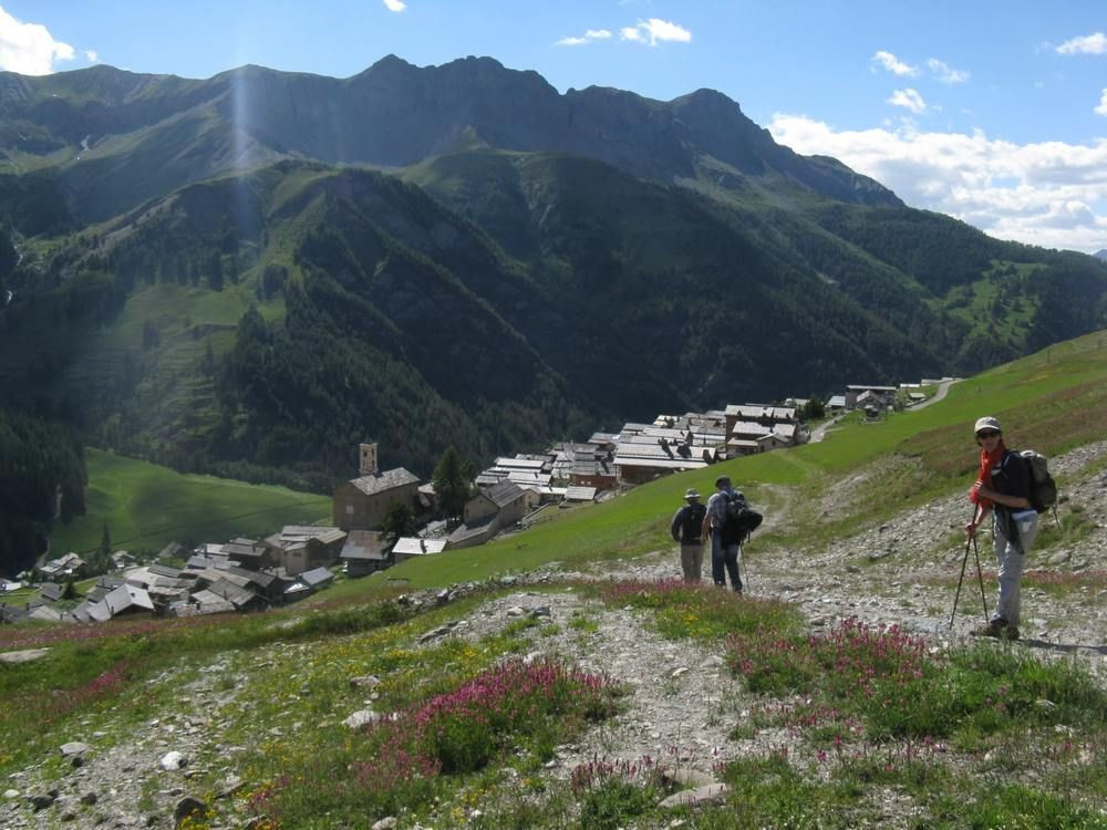 © Marc Laurans Randonneurs au-dessus du village de Saint-Véran - Queyras - France