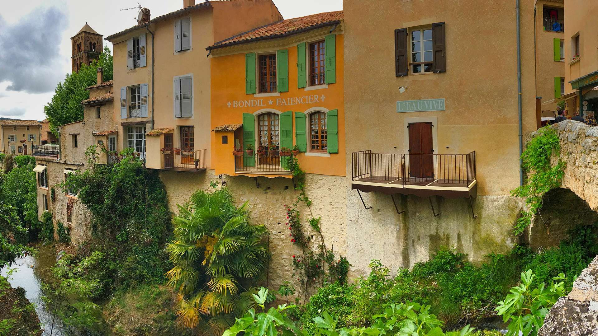 © Wilfrid Valette Maisons perchées du village de Moustiers-Sainte-Marie - Verdon - France