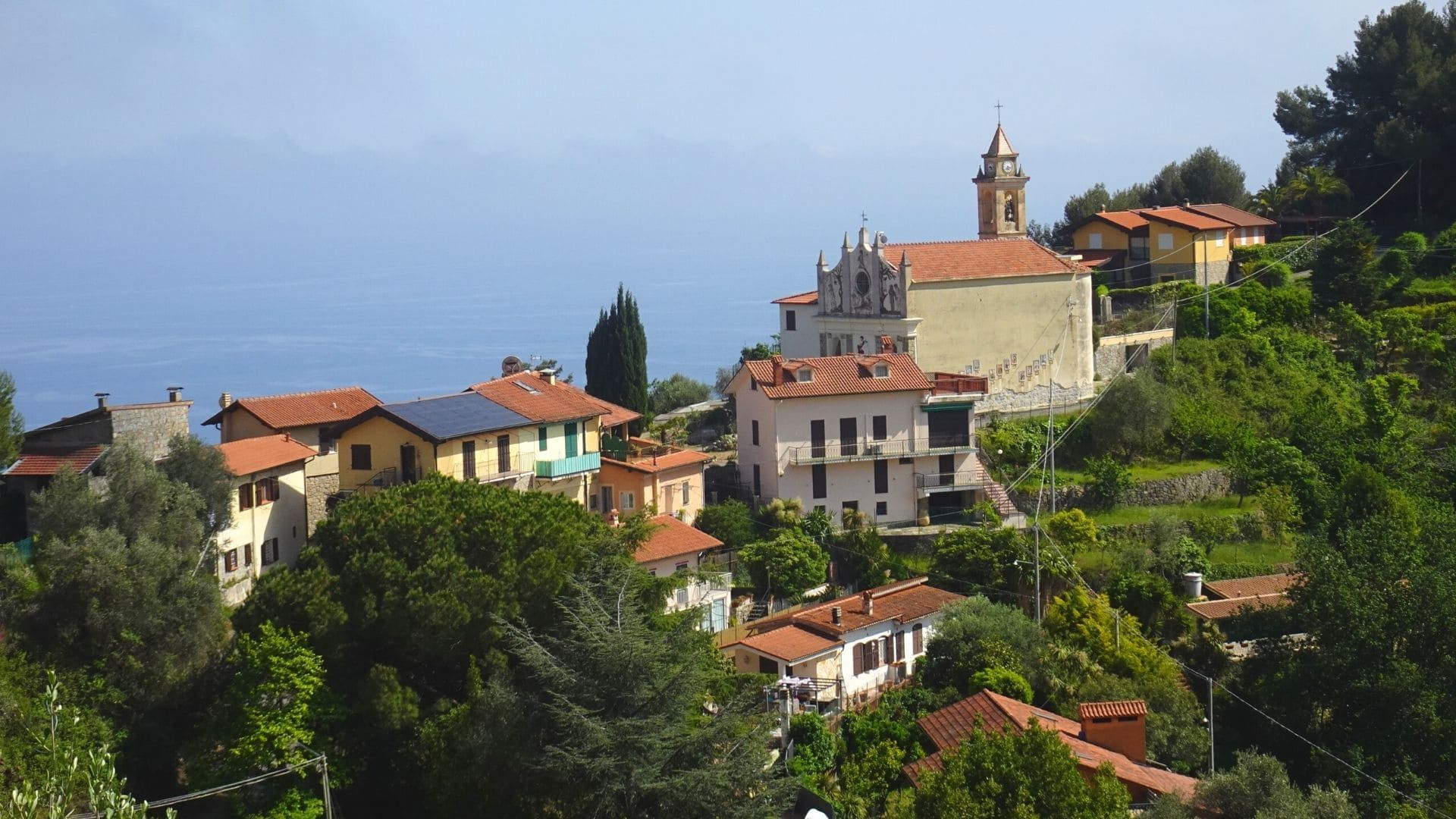 Village perché et son église dominant la mer - Riviera - France