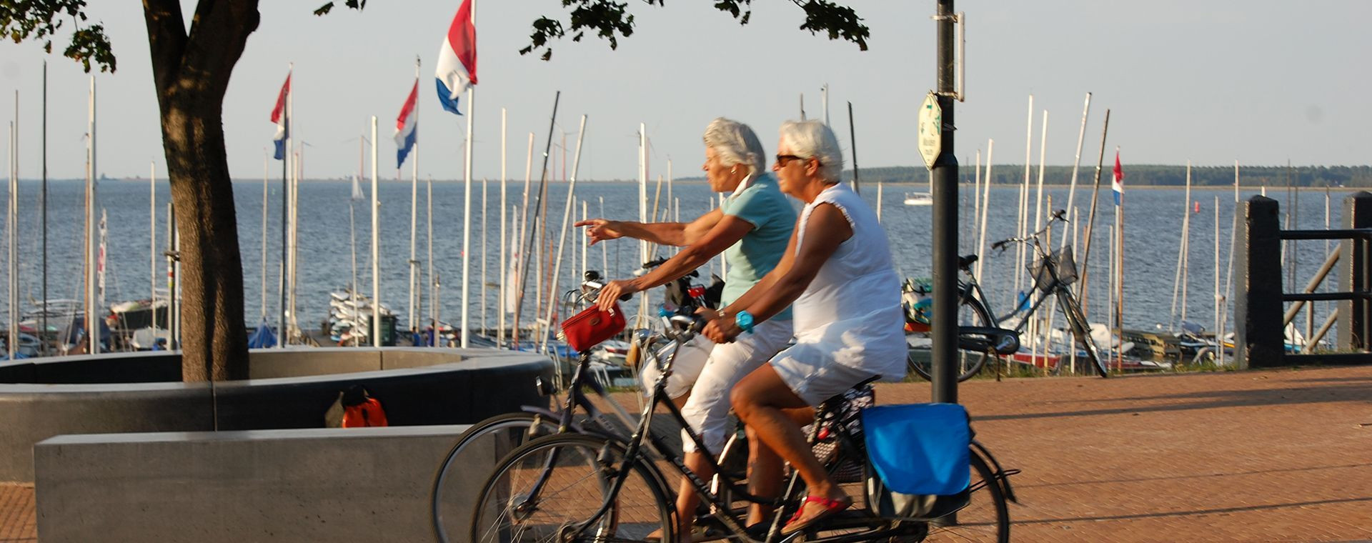 Cyclistes le long du port de Muiderberg - Hollande-Septentrionale - Pays-Bas